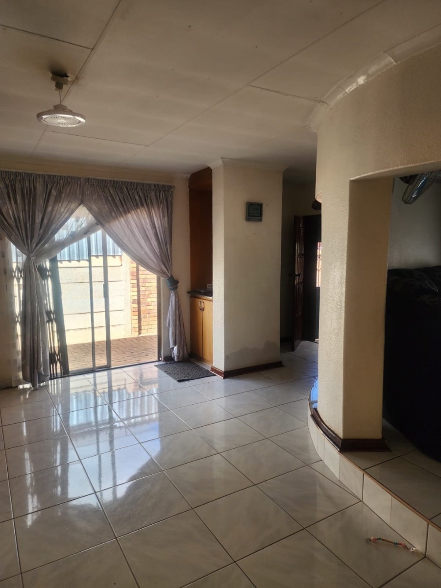 6 Bedroom Property for Sale in Manzil Park North West
